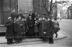 Lengyelország, Toruń, Rynek Staromiejski, a felvétel a Kopernikusz emlékműnél készült, háttérben a Régi Városháza., 1946, Bogdan Celichowski, úriember, hölgy, csoportkép, kabát, kalap, Fortepan #119237