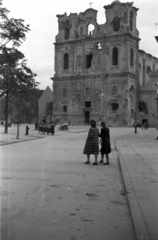 Lengyelország, Poznań, Bernardin templom a plac Bernardyński felől., 1947, Bogdan Celichowski, templom, háborús kár, épületkár, utcakép, járókelő, Fortepan #119247