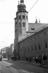 Lengyelország, Krakkó, ulica Grodzka, Szent András-templom (Kościół św. Andrzeja)., 1947, Bogdan Celichowski, templom, utcakép, lovaskocsi, járókelő, Fortepan #119254