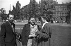 Lengyelország, Krakkó, ulica Warszawska 24., a Tadeusz Kościuszko Krakkói Műszaki Egyetem (eredetileg Rudolf trónörökös laktanya) udvara., 1947, Bogdan Celichowski, úriember, hölgy, fiatalság, Fortepan #119265