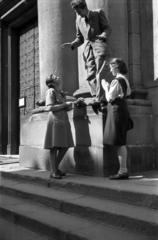 Lengyelország, Krakkó, ulica Jagiellońska, Collegium Maius a Jagelló Egyetem legrégebbi épületének kapuja., 1947, Bogdan Celichowski, úriember, hölgy, fiatalság, Fortepan #119266