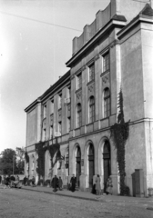 Lengyelország, Skierniewice, ulica Konstytucji 3-go Maja, a Járási Hivatal (Dom Sejmikowy)., 1947, Bogdan Celichowski, utcakép, Fortepan #119283