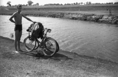 Lengyelország, Kamion, a felvétel a Rawka folyó gátjának partján készült., 1943, Bogdan Celichowski, félmeztelen, kerékpár, Fortepan #119307