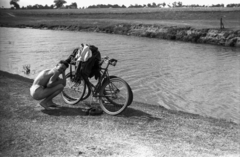 Lengyelország, Kamion, a felvétel a Rawka folyó gátjának partján készült., 1943, Bogdan Celichowski, kerékpár, fehérnemű, folyópart, guggolás, Fortepan #119310