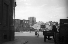 Lengyelország, Poznań, plac Kolegiacki az ulica Za Bramką torkolatától nézve, háttérben a felállványozott Városháza., 1947, Bogdan Celichowski, háborús kár, épületkár, Fortepan #119327