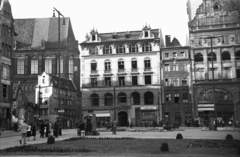 Lengyelország, Wroclaw, Rynek, az óvárosi piactér északi oldala. Balra Jancsi és Juliska (Jas i Małgosia) háza, mögötte a Szent Erzsébet helyőrségi templom (kościół św. Elżbiety (garnizonowy)., 1947, Bogdan Celichowski, műemlék, utcakép, Fortepan #119333