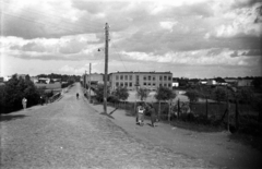 Lengyelország, Skierniewice, ulica 1 Maja, jobbra a 2. számú Általános Iskola (Szkole podstawowej nr 2)., 1943, Bogdan Celichowski, Fortepan #119432