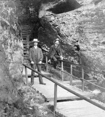 Germany, Rathen, Szász-Svájc, a Schwedenlöcher az Amselgrund oldalszurdoka., 1915, Kurutz Márton, hat, excursion, men, walking cane, wooden bridge, sitting on a handrail, Fortepan #11945