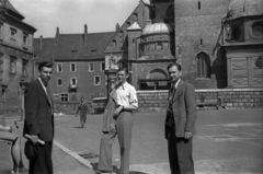 Lengyelország, Krakkó, Királyi Palota (Wawel), tér a székesegyház mellett., 1947, Bogdan Celichowski, templom, úriember, Fortepan #119522