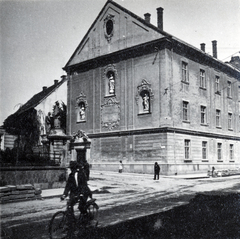 Hungary, Eger, Széchenyi István (Széchenyi) utca, Dobó István Gimnázium (Jezsuita kollégium)., 1932, Kurutz Márton, religion, bicycle, sculpture, street view, high school, Baroque-style, Fortepan #11960