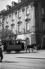 Lengyelország, Krakkó, Rynek Glówny, a város főtere, jobbra az ulica Floriańska., 1947, Bogdan Celichowski, lóvasút, Fortepan #119609