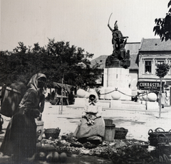 Hungary, Eger, piac a Dobó István (Kossuth) téren, háttérben Dobó István szobra (Stróbl Alajos, 1907.)., 1932, Kurutz Márton, sign-board, market, pastry shop, fruit, basket, costermonger, wooden butte, fruit seller, István Dobó-portrayal, Fortepan #11961