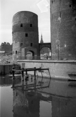 Lengyelország, Gdańsk, Brama Stągiewna, háttérben a Városháza tornya., 1949, Bogdan Celichowski, vizesárok, vár, Fortepan #119615