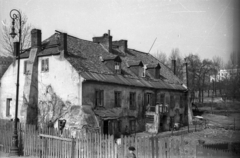 Lengyelország, Varsó, előtérben az ulica Parkowa, jobbra a Lazienkowski Park, mögötte az ulica Belwederska., 1947, Bogdan Celichowski, épület, utcai lámpa, Fortepan #119643