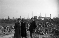 Lengyelország, Varsó, előtérben a mai ulica Magistracka környéke., 1950, Bogdan Celichowski, látkép, férfiak, kabát, katona, zsebredugott kéz, hátratett kéz, Fortepan #119648