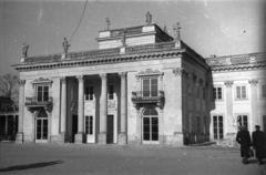 Lengyelország, Varsó, Lazienkowski Park, Palota a szigeten (Pałac na Wyspie)., 1955, Bogdan Celichowski, épületdísz, szobor, Fortepan #119657