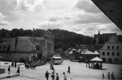 Lengyelország, Kazimierz Dolny, Rynek, a város főtere. Jobbra a háttérben a Szűz Mária-kolostortemplom., 1950, Bogdan Celichowski, látkép, tér, autóbusz, Fortepan #119658