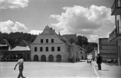 Lengyelország, Kazimierz Dolny, Rynek, a város főtere. Szemben ulica Klasztorna, fent kissé takarva a Szűz Mária-kolostortemplom., 1950, Bogdan Celichowski, tér, Fortepan #119665