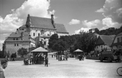 Lengyelország, Kazimierz Dolny, Rynek, a város főtere. Szemben a Keresztelő Szent János és Szent Bertalan-templom., 1950, Bogdan Celichowski, templom, járókelő, tér, Fortepan #119666