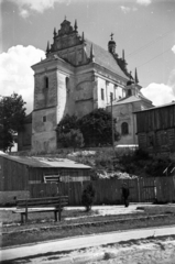 Lengyelország, Kazimierz Dolny, látkép az ulica Podzamcze felől, szemben fent a Keresztelő Szent János és Szent Bertalan-templom., 1950, Bogdan Celichowski, templom, Fortepan #119672