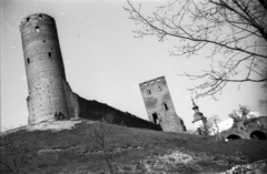 Lengyelország, Czersk, a mazowiecki hercegek vára (Zamek książąt mazowieckich), háttérben a katolikus templom., 1950, Bogdan Celichowski, templom, torony, vár, Fortepan #119677