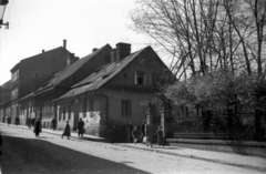 Lengyelország, Bielsko-Biała, ulica Jana III. Sobieskiego, a 12-től 20-ig számú házak., 1949, Bogdan Celichowski, utcakép, lakóház, járókelő, Fortepan #119685