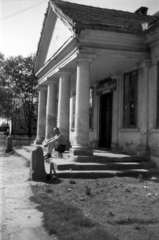 Poland, Kraków, Nowa Huta városrész, ulica Sasanek, Badenich családi kúria, a Régészeti Múzeum kiállítóhelye (Oddział Muzeum Archeologicznego)., 1947, Bogdan Celichowski, monument, Fortepan #119728