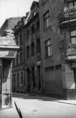 Poland, Poznań, ulica Woźna, szemben az ulica Ślusarska az ulica Wielka felé nézve., 1947, Bogdan Celichowski, house, balcony, Fortepan #119753