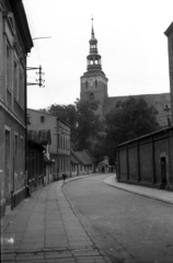 Poland, Śrem, ulica księdza Piotra Wawrzyniaka, háttérben a Szűz Mária Mennybemenetele-templom., 1947, Bogdan Celichowski, church, Fortepan #119765