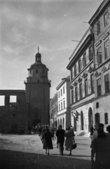 Poland, Lublin, Rynek, a város főtere, szemben a Krakkói kapu (Brama Krakowska)., 1948, Bogdan Celichowski, street view, pedestrian, Fortepan #119775