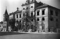 Poland, Lublin, ulica Krakowskie Przedmiescie, a Városháza és a Szentlélek-templom (Kościół Świętego Ducha) az ulica Królewska felől nézve., 1948, Bogdan Celichowski, church, scaffolding, Fortepan #119778