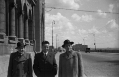 Poland, Warsaw, a Poniatowski híd hídfője (Most Ksiecia Józefa Poniatowskiego)., 1947, Bogdan Celichowski, gentleman, smile, lamp post, coat, hat, Fortepan #119792