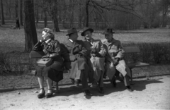 Poland, Warsaw, Lazienkowski Park., 1947, Bogdan Celichowski, gentleman, lady, bench, Fortepan #119794