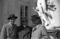 Poland, Warsaw, Lazienkowski Park., 1947, Bogdan Celichowski, gentleman, smile, coat, hat, sculpture, Fortepan #119796