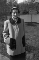 Poland, Warsaw, Lazienkowski Park., 1947, Bogdan Celichowski, lady, coat, neck scarf, hat, fur, Fortepan #119797