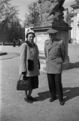 Poland, Warsaw, Lazienkowski Park, Palota a szigeten (Pałac na Wyspie)., 1947, Bogdan Celichowski, gentleman, lady, coat, hands behind the back, handbag, fur, Fortepan #119799