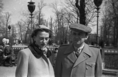 Poland, Warsaw, Lazienkowski Park., 1947, Bogdan Celichowski, cap, gentleman, lady, neck scarf, Fortepan #119800