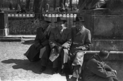 Poland, Warsaw, Lazienkowski Park., 1947, Bogdan Celichowski, gentleman, smile, coat, hat, pedestal, sculpture, Fortepan #119801