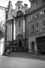 Poland, Przemyśl, Rynek, szemben az ulica Franciszkańska, a Mária Magdolna-templom (Kościół Św. Marii Magdaleny i Klasztor Franciszkanów)., 1947, Bogdan Celichowski, church, Fortepan #119805