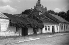 Poland, Jędrzejów, ulica Jana Pawła II, háttérben a Szentháromság-templom., 1947, Bogdan Celichowski, house, farmhouse, Fortepan #119821