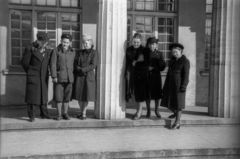 Poland, 1947, Bogdan Celichowski, gentleman, lady, tableau, coat, breech, teenager, pillar, hat, boy, Fortepan #119825