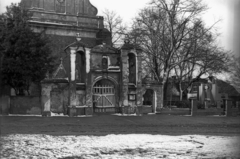 Poland, Otorowo, ulica Szamotulska, a Mindenszentek-templom udvarának kapuja., 1947, Bogdan Celichowski, church, monument, snow, Fortepan #119837