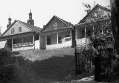 Poland, Kalwaria Zebrzydowska, ulica Bernardyńska, fenn a Miasszonyunk angyalai bazilika (Bazylika Matki Boskiej Anielskiej) tornyai., 1947, Bogdan Celichowski, house, house, teenager, boys, Fortepan #119842