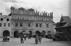 Lengyelország, Kazimierz Dolny, Rynek, a város főtere, jobbra az ulica Browarna torkolata., 1950, Bogdan Celichowski, épületdísz, tér, teherautó, Volkswagen Schwimmwagen, Volkswagen-márka, Fortepan #119847