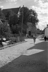 Lengyelország, Kazimierz Dolny, ulica Klasztorna, balra fent a Szűz Mária-kolostortemplom., 1950, Bogdan Celichowski, templom, utcakép, Fortepan #119850