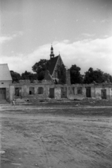 Poland, Szydłów, Rynek, háttérben a Szent László-templom (Kościół św. Władysława)., 1947, Bogdan Celichowski, church, damaged building, Fortepan #119857