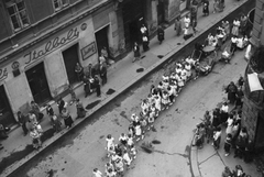 Magyarország, Budapest VIII., Kőfaragó utca a Gyulai Pál utcánál., 1958, Kurutz Márton, italbolt, körmenet, Budapest, Fortepan #11986