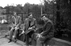 Poland, 1947, Bogdan Celichowski, tie, suit, gentleman, sitting on a handrail, smile, newspaper, hands in pockets, Fortepan #119867