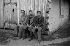 Poland, 1947, Bogdan Celichowski, suit, gentleman, sitting, wooden cottage, leaves, three people, Fortepan #119868