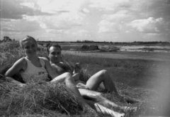 Poland, 1947, Bogdan Celichowski, gentleman, lady, youth, sunbathe, Fortepan #119880